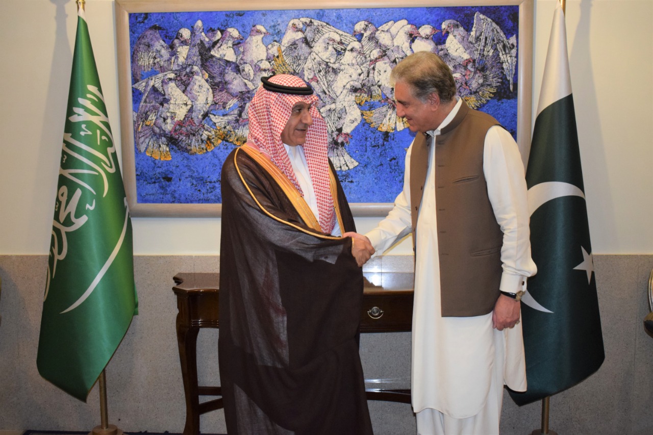 وزير الإعلام يلتقي وزير الخارجية الباكستاني