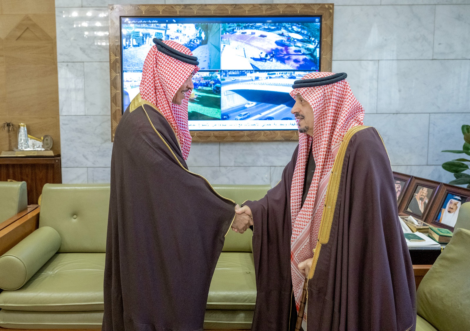 أمير منطقة الرياض يستقبل وزير الإعلام