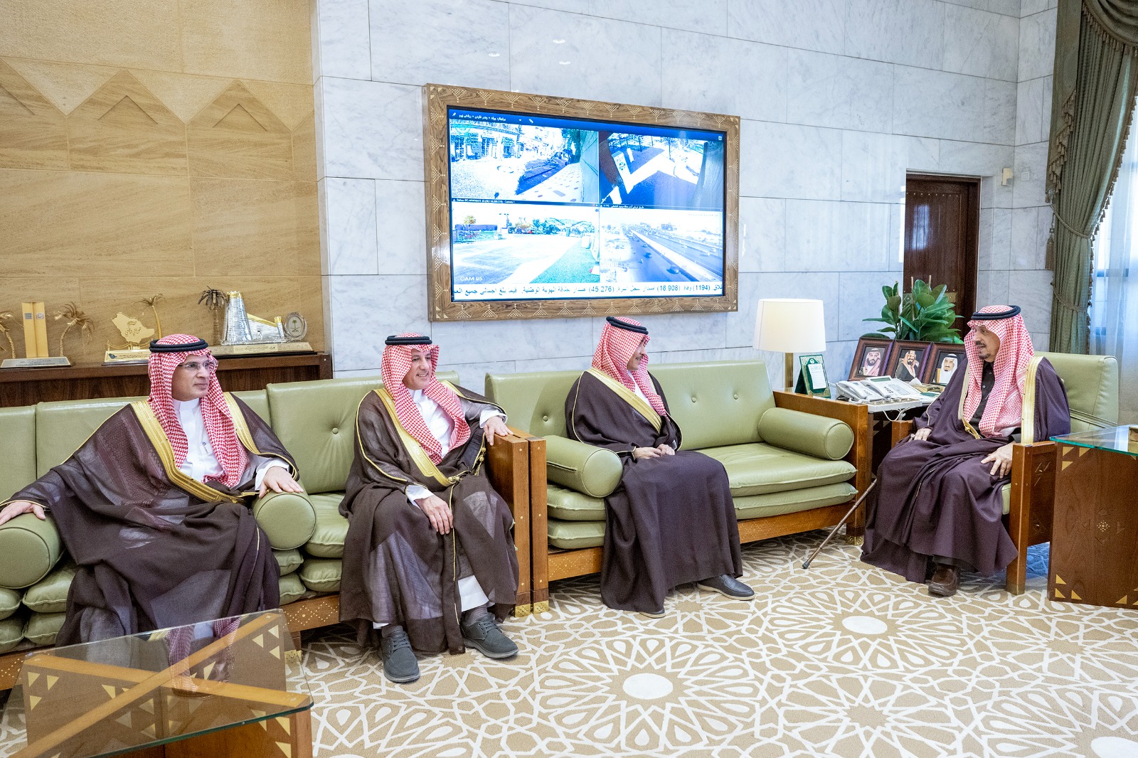 أمير منطقة الرياض يستقبل وزير الإعلام